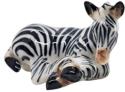 WitnyStore Kleine 3.8 cm lange ruheende Zebra-Figur – Miniatur, handgefertigt, bemalte Keramik, tropische Savanne, Afrika, Wildleben, schwarz-weißes Tier, Porzellan, Ton, Dekoration, Geschenke