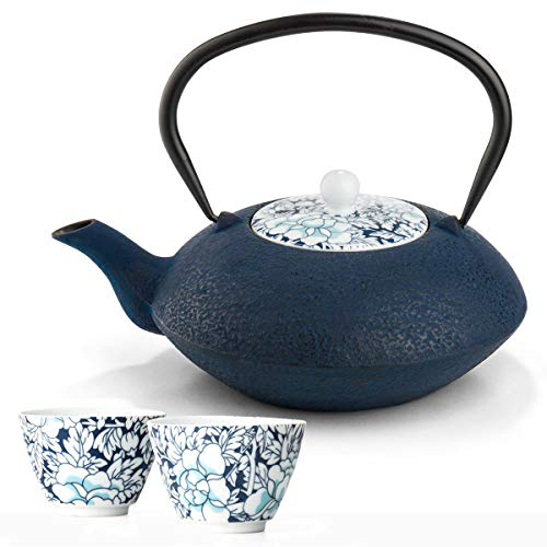 Teekanne asiatisch Gusseisen Set blau 1.2 Liter mit Edelstahl Tee-Filter Sieb-Einsatz für losen Tee mit Teebecher (2 Tassen) Porzellan