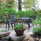 Lazy Susan – Alice Gartentisch rund | 4 Emma Gartenstühle | Wetterfestes Gartenmöbel Set | Aluminium | Farbe Bronze Antik | Blaue Kissen | 3-jährige Garantie