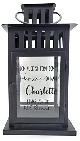Kilala Trauer Laterne Outdoor, Grablicht personalisiert, Trauerlicht 28 cm, Gedenklicht für Verstorbene mit Schriftzug Dem Auge so Fern