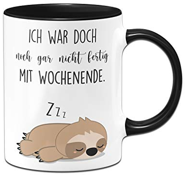 Tassenbrennerei Faultier Tasse mit Spruch Ich war doch noch gar nicht fertig mit Wochenende - Kaffeetasse lustig - beidseitig bedruckt - Spülmaschinenfest (Schwarz)