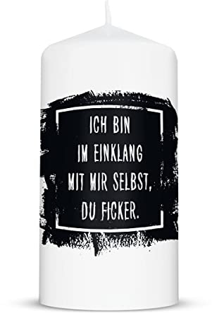 GRAVURZEILE Bedruckte Kleine Kerze - Lustiger Spruch Im Einklang mit mir selbst - Witziges Freches Geschenk für Freunde zum Geburtstag Weihnachten - Stumpenkerze Weiß 120/57 mm - Farbe: Schwarz