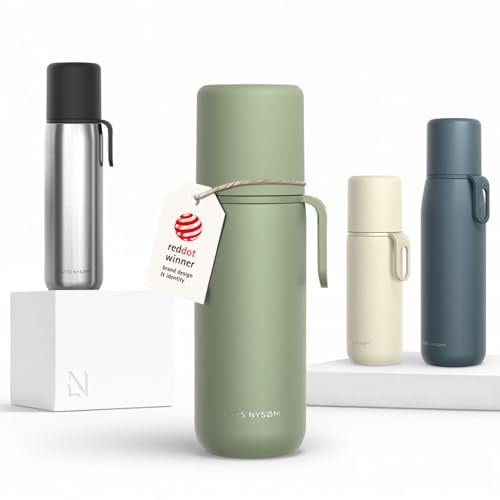 LARS NYSØM Thermosflasche aus Edelstahl - Doppelwandige Isolierflasche mit Becher & Tragegurt, Auslaufsichere Trinkflasche Edelstahl & Thermoskanne für Reisen, Büro & Outdoor (Sage Green, 500ml)