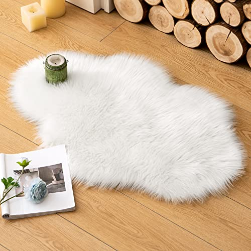 MIULEE Tapis en Fausse Fourrure Moelleux Doux et Chaud Tapis de Sol Moderne Tapis de Canapé Décorative Fourrure Irrégulière Tapis de Lit Laine Poil Confortable 60x90cm Nuage Blanc