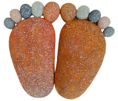 Trittsteine für den Außenbereich in Form eines Fußabdrucks, 2er-Set, Trittstein aus Kunstharz-Steinimitat für den Garten, Fußstein als Rasendekoration für den Außenbereich, 29 x 18 cm, Hellbraun