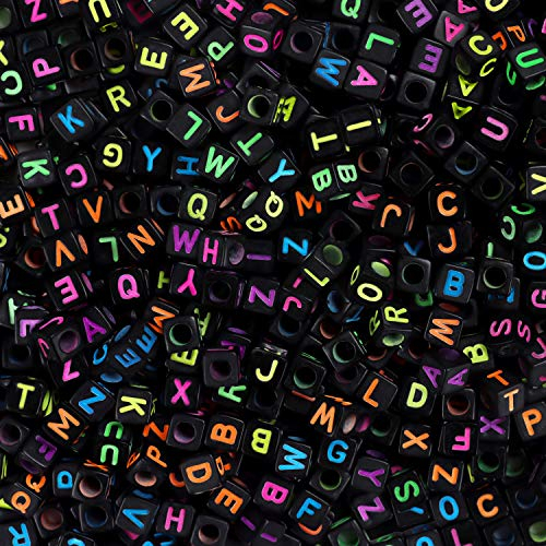 Kurtzy Neon Farbiges Acryl Quadrat Perlen Set (1000 Pack) A-Z Buchstaben Perlen 6 mm - für die Schmuckherstellung, Armband, Kette mit Buchstabe, Schlüsselanhänger, Schmuck Basteln & Geschenke