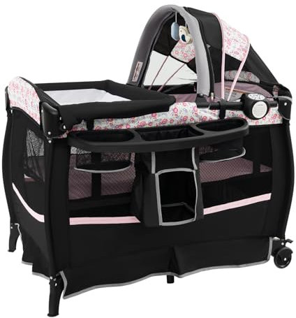 GOPLUS 4 in 1 Reisebett, Babybett mit verstellbarem Vordach, Aufbewahrungsregal, Spielzeugstange, Spieluhr & Rädern, Wickeltisch mit Matratze & Tragetasche, bis 15 kg Belastbar (Rosa Blumen)
