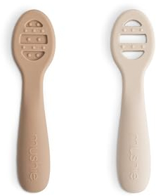 Mushie Cuillère D'apprentissage en Silicone | Lot De 2 Cuillères Pour Tout-Petits| Pour Bébé Pour Apprendre à Manger Seul | Lavable au Lave-Vaisselle | Natural/Shifting Sand