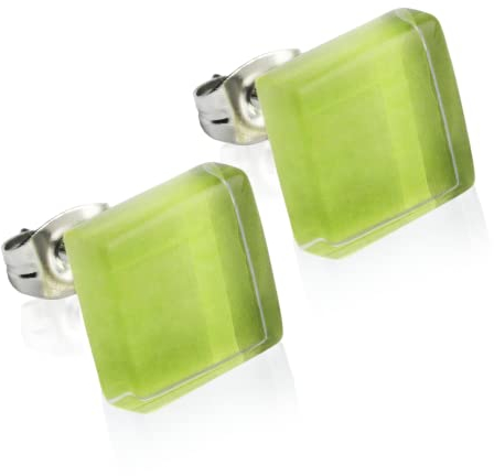 Kleine Ohrstecker mit Stein in grün • Flache Upcycling Ohrringe • Nickelfreie Stecker aus Edelstahl • Nachhaltiger Schmuck • 10mm x 10mm x 3mm