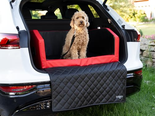 CopcoPet - Travel Bed Hundebett für Kofferraum 80x55x38cm Kunstleder - Kofferraumschutz Hund wasserabweisend & Kratzfest - Anschnallsystem & Schutzdecke - Reisebett Hund Rot/Schwarz
