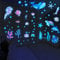 Yosemy 4stk Wandsticker Leuchtaufkleber Wandtattoo Leuchtend Ozean Meerestiere Blau Fluoreszierend Wandaufkleber Aufkleber Für Kinderzimmer Dekorative Aufkleber Wal Delfine Meeresschildkröte Qualle
