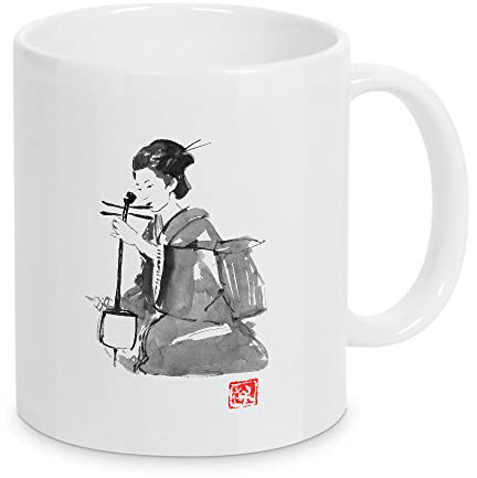 artboxONE Tasse Playing Geisha von péchane - Kaffeetasse Schwarzweiß