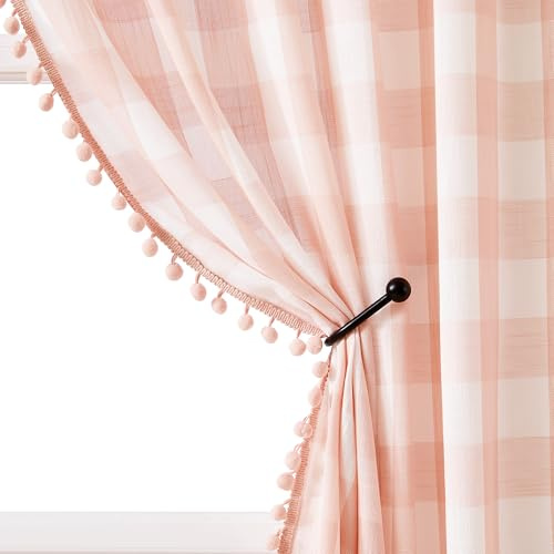 Treatmentex Vorhänge, Büffelkaro, 213,4 cm, Landhaus-Pom-Pom-Vorhang, Vorhänge für Mädchenzimmer, halbtransparent, 106,7 x 213,4 cm, 2 Paneele mit Stangentaschen, Blush Pink