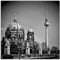 ARTland Wanddeko Glasbilder Wandbild Glas Bild einteilig 40x40 cm Quadratisch Berlin City Ost Architektur Fernsehturm Dom Kirche Schwarz Weiß Unter den Linden Q3BL