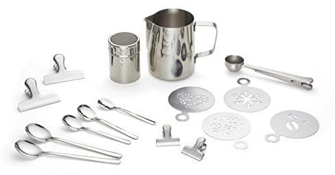 Echtwerk Kaffeezubehör-Set, 23-tlg, Milchschaumkännchen 600 ml, Kakaostreuer, 4x Espresso-, 4x Cappuccino-, 4x Latte Macchiato-Löffel, 4x Kaffeeclips, 4x Kaffeeschablonen, Kaffeemesslöffel, Silber