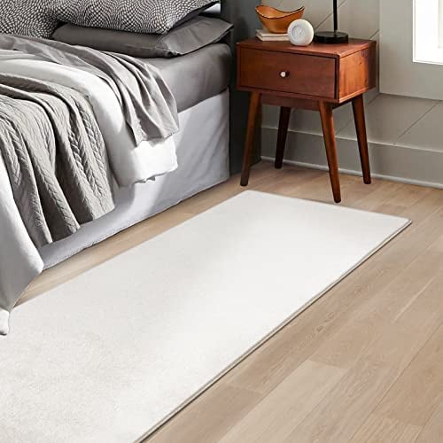 KARAT Bettvorleger - edle Velours Bettumrandung - Teppich Läufer für Schlafzimmer Wohnzimmer - Flauschiger Teppichläufer Sundae (80 x 120 cm, Creme)