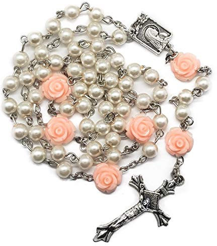 Nazareth Store Katholische Rosenkranz-Halskette mit rosa Perlen, unsere Rosenblüten, Lourdes-Medaille und Kreuz (Weiß)