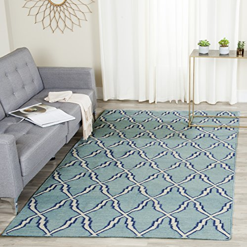 SAFAVIEH Zeitgenössische Teppich für Wohnzimmer, Esszimmer, Schlafzimmer - Dhurrie Collection, Kurzer Flor, Hellblau und Elfenbein, 152 X 244 cm