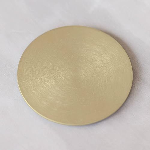 MOMENTU® Kerzenteller rund – Aluminium gebürstet [Gold,Handarbeit] – Kerzenständer, Kerzenuntersetzer, Dekoteller, Kerzenschale für Stumpenkerzen, Tauf-, Kommunion- und Konfirmationskerze | Ø 12 cm