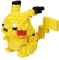Bandai - Nanoblock - Pokémon Figur Pikachu Deluxe - Figur mit 560 Bausteinen - Konstruktionsspielzeug Mini-Bausteine Figur - Baukit Spielzeug für Kinder ab 12 Jahren - Jugendliche Erwachsene - NBPM36