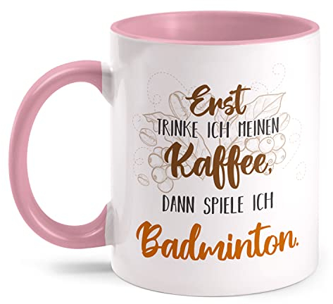 Fashionalarm Erst trinke ich Kaffee dann Spiele ich Badminton Tasse mit Spruch lustig Motiv - beidseitig Bedruckt | Geschenk-Idee Badmintonspiel, Rosa 330ml