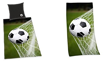 Herding Fußball Bettwäsche-Set, Kopfkissenbezug 80 x 80 cm, Bettbezug 135 x 200 cm, Baumwolle/Renforcé, Schwarz/grau & Fußball Badetuch, Young Collection, 75 x 150 cm, Baumwolle, Mehrfarbig