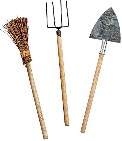 MaMeMi Hofset für Weihnachtskrippen – Besen, Mistgabel & Spaten [ca. 11 cm lang, handgefertigt] – Hochwertiges Krippenzubehör für KRIPPENLANDSCHAFTEN & INDIVIDUELLE KRIPPENGESTALTUNG