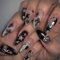 MouyouGlow Press on Nails Kurz,Almond Schwarz Nude Stern 3D Crystal Cross Charms Chrome Y2K Gothic Coquette Fake Nails mit Nagelkleber, Star Silber Tips Künstliche Fingernägel
