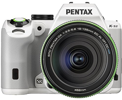 Pentax K S2 Kit Obiettivo 18 135WR, Display LCD Orientabile da 3, Connettività Wi Fi ed NFC, Bianco
