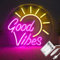 Ginsso Good Vibes Neon-Schild, Batteriebetriebene oder USB-Betriebene Neon-Schilder für Wanddekoration, Einstellbare Helligkeit Good Vibes Schild (32,5 x 30 cm)