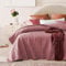 ROOM99 Leila Elegante Tagesdecke in Rosa 220 x 240 cm Vielseitige Wohndecke als Bettüberwurf oder Sofaüberwurf Überwurfdecke für Bett und Sofa Steppdecke Stil Ideal als Bedspread
