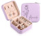 MeMeDIY Personalisierte Schmuckschatulle mit Namen/Blume Individuelles Leder Reise-Schmuckkästchen Schmuck-Organizer-Box Hochzeit Brautjungfer Geschenke für Frauen und Mütter -G