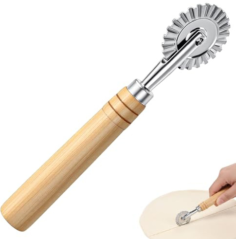 Quilax 1 Stk Teigschneider,17cm Teigrädchen Nudelschneider-Rad | Pizzaschneider mit Geriffeltem,Nudelschneiderrad Langer Holzgriff,Ravioli Gebäck Roller,für Haushalt Küche,Ravioli,P