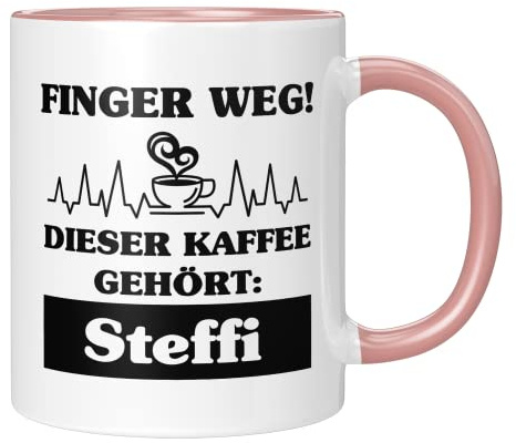 TassenTicker - Tasse mit Spruch Personalisierung - Finger weg! Dieser Kaffee gehört - Wunschname - Namenstasse - Kaffeetasse - Geschenk für Büro Arbeit - Kollege Kollegin - Kaffeesüchtig (Rosa)