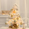 Mini albero di Natale da tavolo con luci LED, mini pigne artificiali floccate, base in tessuto, per decorazioni natalizie, funzionamento a batteria (bianco, 45 cm)