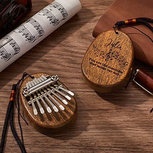 Personalisiertes 8 Tasten Mini Kalimba Daumen Klavier mit Name Text tragbar leicht zu erlernendes Instrument Fingerklavier Geschenk für Anfänger Kinder Familien (Mahagoni)