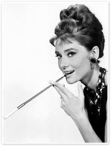 Audrey Hepburn mit Zigarettenspitze Poster 60 x 80 cm Schwarz-Weiß Wandbilder Wanddeko