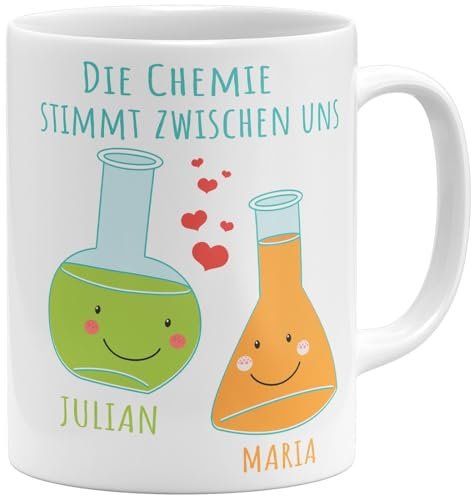 OM3® Partner Tasse mit Name - Die Chemie stimmt zwischen uns - personalisiertes Geschenk Wunschname personalisierbar | Keramik Becher | 11oz 325ml | Beidseitig Bedruckt | Weiss