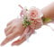 Ototon Fleur à Poignet de Mariage Fleurs Rose Délicat Bracelet à Fleurs Mariage Accessoire pour Demoiselle d'honneur Mariée Soirée Anniversaire (Rose)