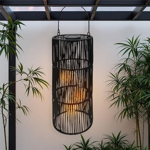 Solar Hängeleuchte in Rattan Optik schwarz mit 3 LED Glühbirnen - 47 x 18 cm - Deko Gartenlaterne zum Hängen warm weiß - Solarleuchte Tischleuchte Gartenlicht Garten Deko Beleuchtung Balkon Terrasse