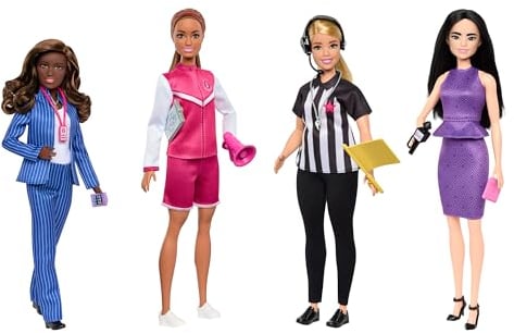 Barbie Carriere - Set di 4 bambole con carriere nello sport e 8 accessori, include Barbie Allenatrice, Arbitra, General Manager e Giornalista Sportiva, giocattolo per bambini, 3+ anni, HKT80