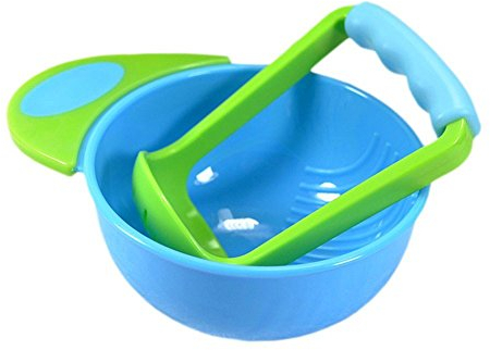 Schüssel und Stampfer, zum Pürieren von Gemüse oder Obst für Zubereitung von Selbstgemachter Babynahrung
