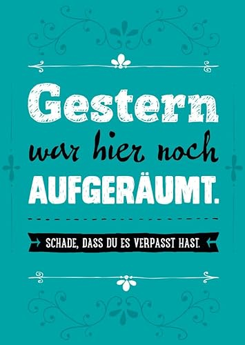 Lustige Postkarte mit Spruch Gestern war hier noch aufgeräumt - Schade, dass du es verpasst hast, Humorvolle Postkarte, Dekorative Karte mit Schriftzug