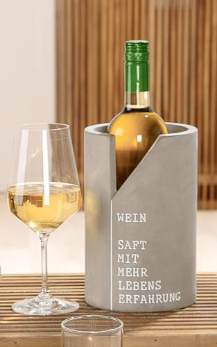 CULT at home Weinkühler Flaschen Kühler aus Zement - Farbe: Beton Grau Höhe 21,5 cm Ø 13,5 cm – Getränkekühler mit Prägung Spruch - Sommerdeko Kühlung Wein Wasser Bier