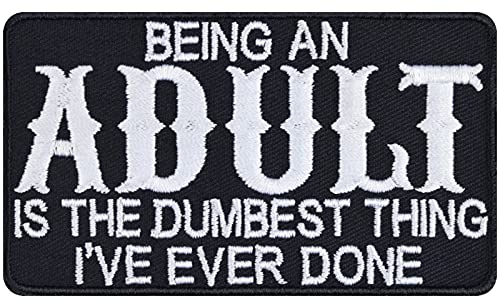 Lustiger Aufnäher Being an adult is the dumbest thing Aufbügler Biker Patch Bügelbilder Peter Pan Geschenk Chiller Applikation für Jacke/Weste/Jeans 87x50mm