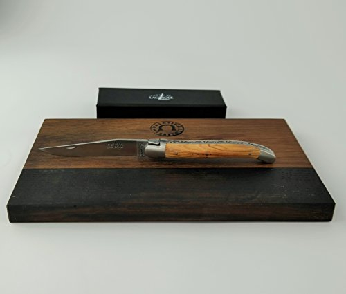 Forge de Laguiole Coffret cadeau | Couteau de poche de qualité supérieure avec lame de 12 cm | Manche en olive + planche à découper en bois de fût (chêne) 25 x 15 cm