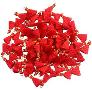 Mini Quasten Basteln Anhänger Deko: 100 Stück Klein Charms Set für DIY Armband Kett Frau Ohrring Schmuck Schlüssel Band Tasch Schlüsselanhänger Personalisiert Geschenk Karte Zubehör (Rot)