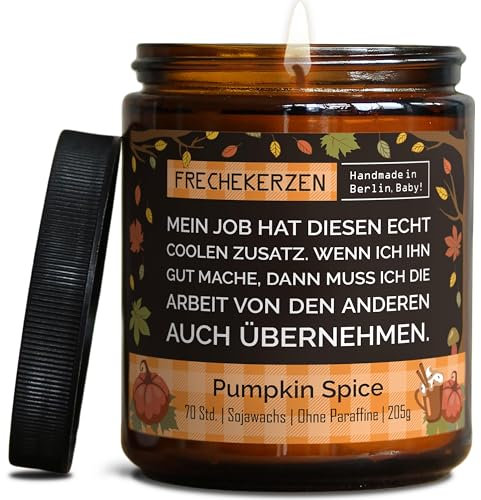 Lustige Duftkerze mit Spruch für Kollegen | Handgemacht aus Sojawachs | In Geschenkbox | Nachhaltiges freches Geschenk für Arbeitskollegen, Mitarbeiter Chef Kollegin |Pumpkin Spice