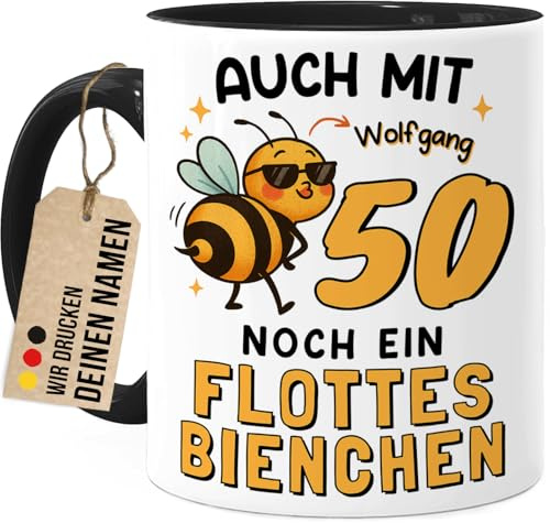 Tassenliebling® 50. Geburtstag lustige Tasse personalisiert mit Namen - Flottes Bienchen - Geschenkidee Freundin Mama Oma Kollegin - Beidseitiger Druck - 330ml Keramik