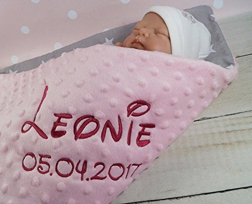 BotoBaby ★ Zweilagige Babydecke mit Namen und Datum Bestickt ★ Minky ★ Baumwolle ★ Füllung ★ (Rosa - Sternen 3, 75 x 100 cm)